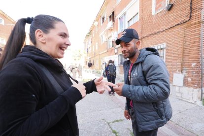 Un momento de la concentración para evitar el desahucio de una familia en Las Viudas