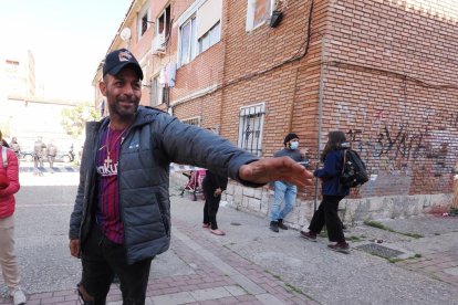 Un momento de la concentración para evitar el desahucio de una familia en Las Viudas