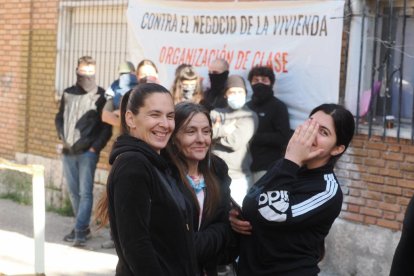 Un momento de la concentración para evitar el desahucio de una familia en Las Viudas