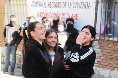 Un momento de la concentración para evitar el desahucio de una familia en Las Viudas