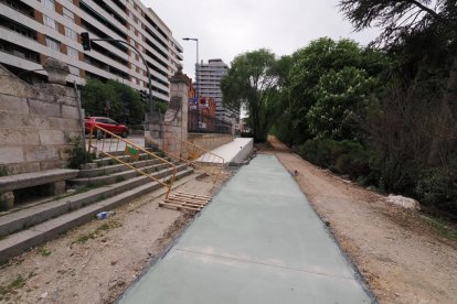 Tramo del nuevo carril bici que transcurre entre el puente de Poniente y el de Isabel la Católica