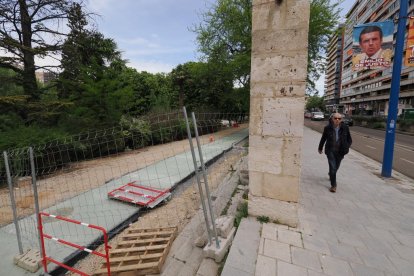 Tramo del nuevo carril bici que transcurre entre el puente de Poniente y el de Isabel la Católica