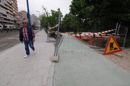 Tramo del nuevo carril bici que transcurre entre el puente de Poniente y el de Isabel la Católica