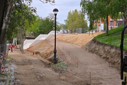 Tramo del nuevo carril bici que transcurre entre el puente de Poniente y el de Isabel la Católica