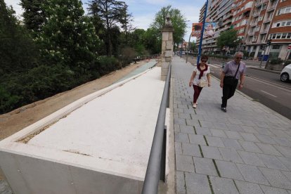 Tramo del nuevo carril bici que transcurre entre el puente de Poniente y el de Isabel la Católica