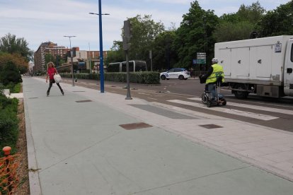 Tramo del nuevo carril bici que transcurre entre el puente de Poniente y el de Isabel la Católica