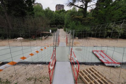 Tramo del nuevo carril bici que transcurre entre el puente de Poniente y el de Isabel la Católica