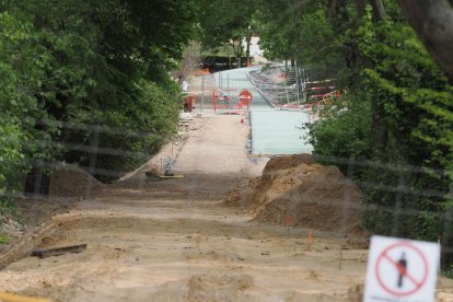 Tramo del nuevo carril bici que transcurre entre el puente de Poniente y el de Isabel la Católica