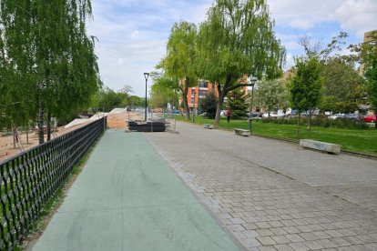 Tramo del nuevo carril bici que transcurre entre el puente de Poniente y el de Isabel la Católica