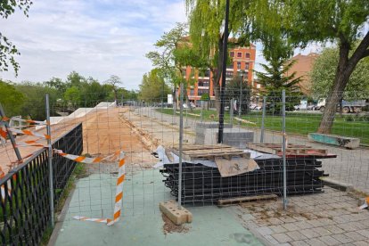 Tramo del nuevo carril bici que transcurre entre el puente de Poniente y el de Isabel la Católica