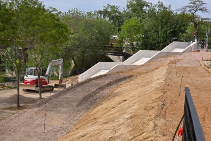 Tramo del nuevo carril bici que transcurre entre el puente de Poniente y el de Isabel la Católica