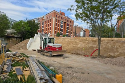 Tramo del nuevo carril bici que transcurre entre el puente de Poniente y el de Isabel la Católica