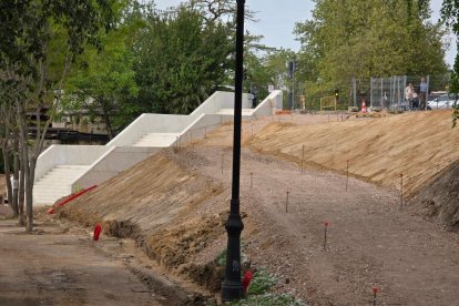 Tramo del nuevo carril bici que transcurre entre el puente de Poniente y el de Isabel la Católica