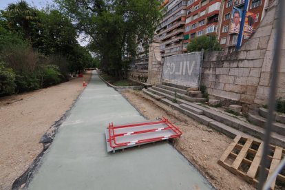 Tramo del nuevo carril bici que transcurre entre el puente de Poniente y el de Isabel la Católica