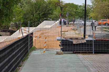 Tramo del nuevo carril bici que transcurre entre el puente de Poniente y el de Isabel la Católica