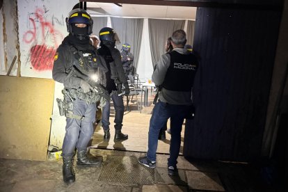 Momento del desalojo de la fiesta clandestina en una nave de la avenida Segovia de Valladolid.