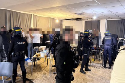 Momento del desalojo de la fiesta clandestina en una nave de la avenida Segovia de Valladolid.