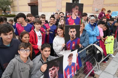 Aficionados barcelonistas a la espera de la llegada de la expedición del equipo.
