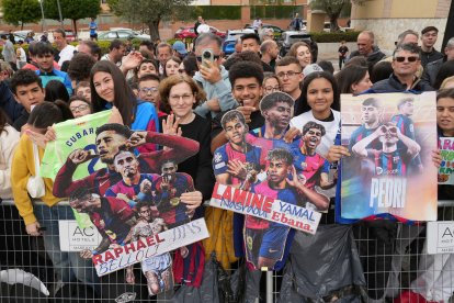 Más seguidores del Barça, con las fotos de sus ídolos.