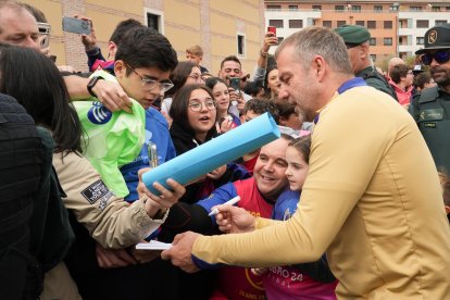 Hansi Flick firma autógrafos, fue uno de los más reclamados.