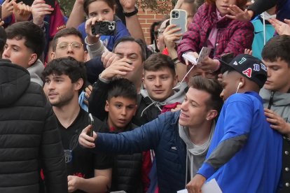 Un aficionado se hace un selfi junto a Ansu Fati.