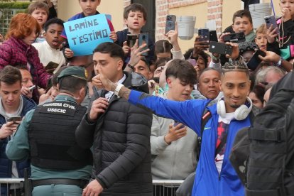 Raphinha saluda con el pulgar hacia arriba a la afición.