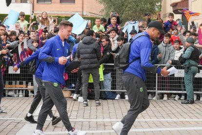Ter Stegen, titular confirmado en Zorrilla (izq.) camina junto a Araújo.