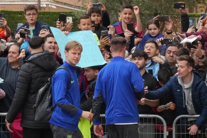 Frenkie de Jong mira a la cámara antes de firmar autógrafos.