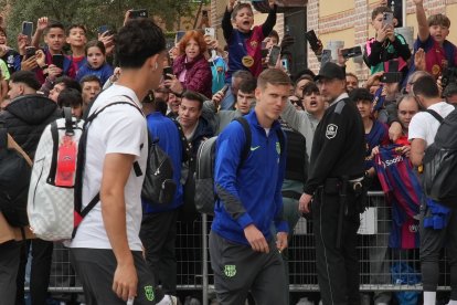 Dani Olmo sonríe al pasar ante los aficionados azulgrana.