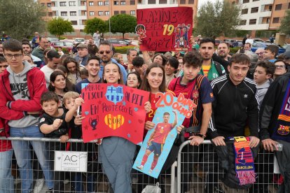 La gran mayoría de los presentes a la espera de sus ídolos eran niños y jóvenes.