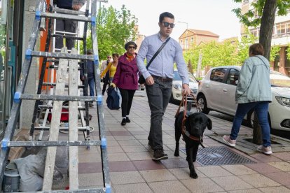 Jaime Catena junto a su perro guía Ash