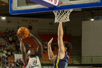 Una imagen del partido jugado por el UEMC Real Valladolid en Ourense.