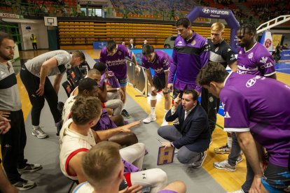 Paniagua en un tiempo muerto del UEMC Real Valladolid.