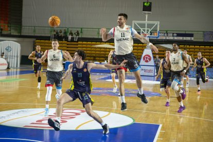 Una imagen del partido jugado por el UEMC Real Valladolid en Ourense.
