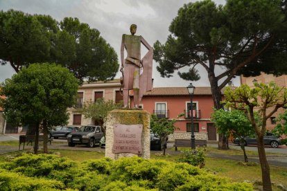Escultura homenaje al Caballero de Olmedo junto al palacio en la plaza de San Julián
