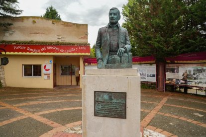Escultura homenaje al creador de las maquetas del Parque Félix Arranz Pinto realizada por su hijo Julio Arranz