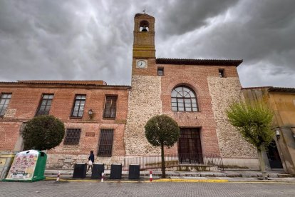 Biblioteca Pública Municipal Fray Bartolomé de Olmedo y torre del relol