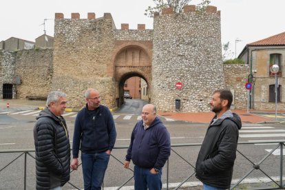 Andrés, Diego, Fernando y Carlos pasan un rato charlando delante de la Puerta de La Villa