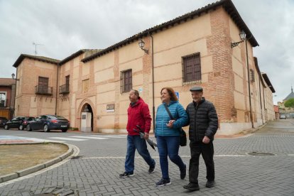 2. Fermín, Clara y Félix pasan por delante del Palacio del Caballero, una de las ‘siete maravillas’ de Olmedo