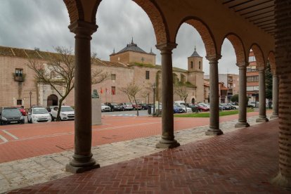 Edificio del ayuntamiento y artes escénicas desde los arcos de la iglesia de Santa María