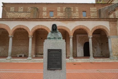 Escultura homenaje a Fray Bartolomé Evangelizador junto a la iglesia de Santa María