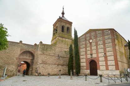 Arco e iglesia de San Miguel