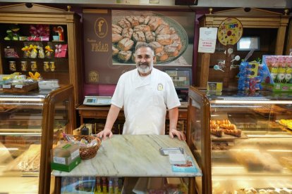 7. Jesús Fernández representa la cuarta generación de pastelería Frías, que vende el dulce típico, los 'mudejaritos. 