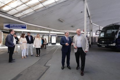 José Luis Sanz Merino y Jesús Julio Carnero en la estación de autobuses de Valladolid.