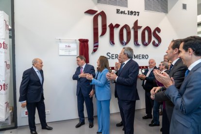 El ministro Luis Planas inaugura la bodega de Protos en la DO Cigales, junto a la consejera María González Corral.