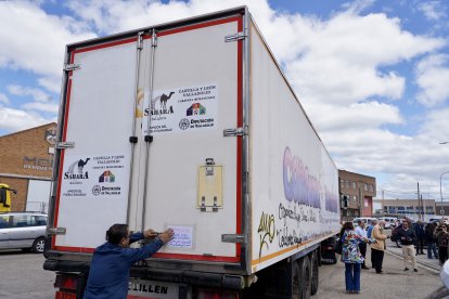Salida de un camión de ayuda humanitaria para los campos saharauis