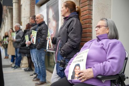 Concentración por Esther López a las puertas de los juzgados