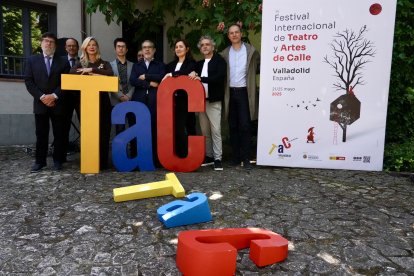 Presentación del Festival Internacional de Teatro y Artes de Calle de Valladolid (TAC), con la participación de la concejala de Educación y Cultura del Ayuntamiento de Valladolid, Irene Carvajal; los responsables de Programas de la FMC, Juan Herrero y Charo Arconada; y el diseñador del cartel de la edición, Isaac González, del Estudio Diez Ovejas