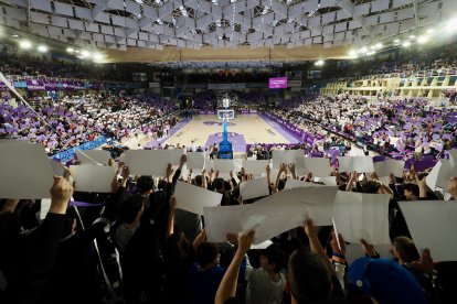 Imagen del UEMC Real Valladolid Baloncesto-Menorca, el partido que lleva al descenso.