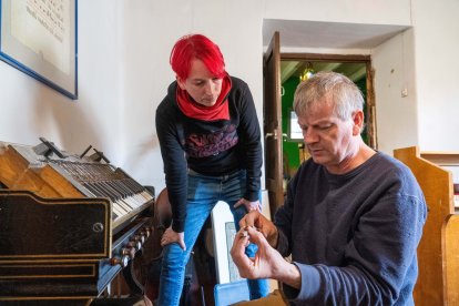 El maestro de música sacra y restaurador de harmonio y órgano Matthias Müller en su domicilio taller de Morales de Campos